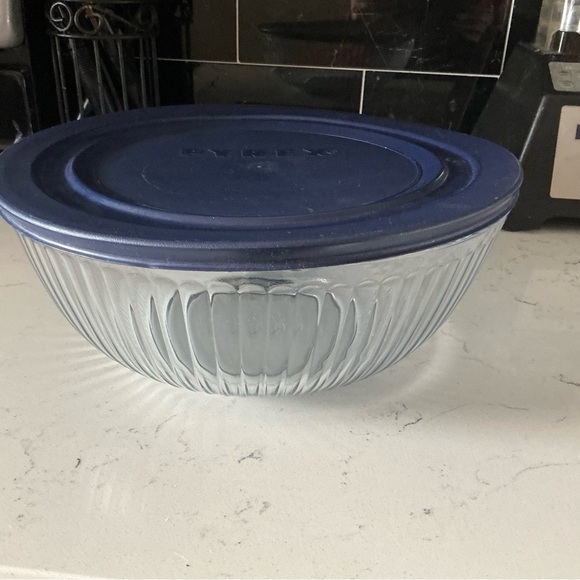 Pyrex Other - Pyrex 4.5 L ribbed clear glass mixing bowl with navy blue lid #7403-S